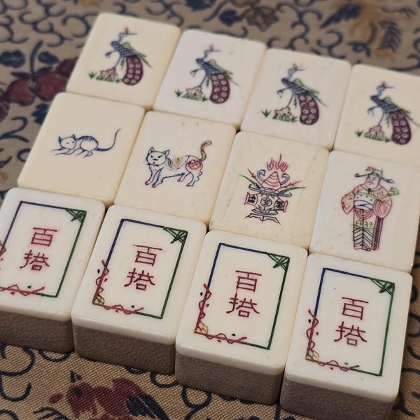 Einmaliges chinesisches Mahjong-Set, Mid-Century Bambus- und Ochsenknochenfliesen, seltene Katzen- und Maus-Bonusfliesen, 144 handgefertigte Fliesen