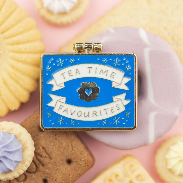 Teatime Favorieten Biscuit Tin Surprise Inside - Blauw & Goud - Emaille Pin / Pin Badge - Flair - Emaille Badge - Cookie Pin