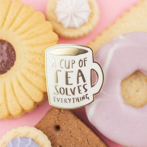 Épinglette en émail A Cup of Tea résout tout - Insigne en émail - Flair - Insigne en émail - Épinglette pour tasse