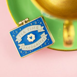 Teatime Favourites Biscuit Tin Surprise Inside Blue & Gold Enamel Pin / Pin Badge Flair Enamel Badge Cookie Pin 画像 10