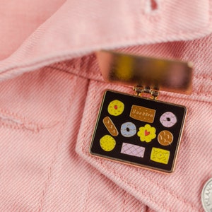 Teatime Favourites Biscuit Tin Surprise Inside Blue & Gold Enamel Pin / Pin Badge Flair Enamel Badge Cookie Pin 画像 3