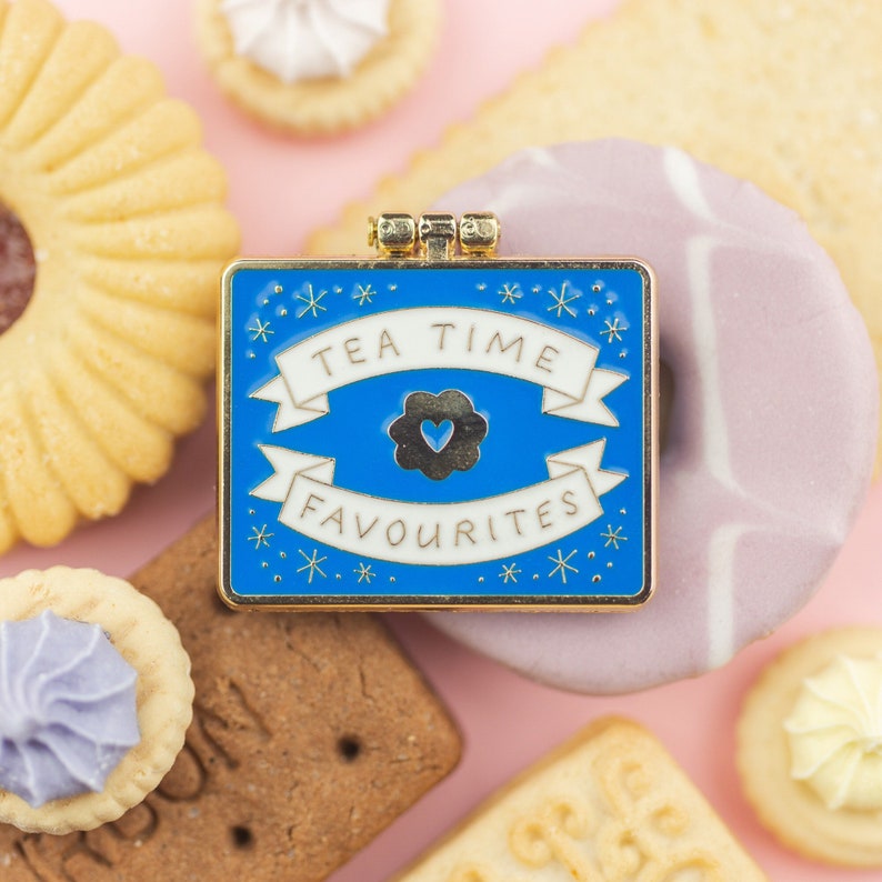 Teatime Favourites Biscuit Tin Surprise Inside Blue & Gold Enamel Pin / Pin Badge Flair Enamel Badge Cookie Pin 画像 1