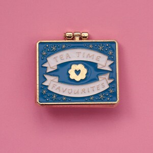 Teatime Favourites Biscuit Tin Surprise Inside Blue & Gold Enamel Pin / Pin Badge Flair Enamel Badge Cookie Pin 画像 7