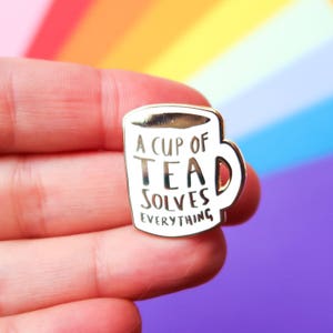 Pin de esmalte / pin con la frase "Una taza de té lo resuelve todo" - Estilo - Insignia de esmalte - Pin de taza - Insignia de té