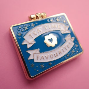 Teatime Favourites Biscuit Tin Surprise Inside Blue & Gold Enamel Pin / Pin Badge Flair Enamel Badge Cookie Pin 画像 4