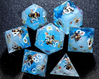 Conjunto de dados de resina de abelha e flor - Conjunto de dados com núcleo líquido feito à mão, Dungeons & Dragons, presentes nerds, dados de animais fofos, presente para jogadores