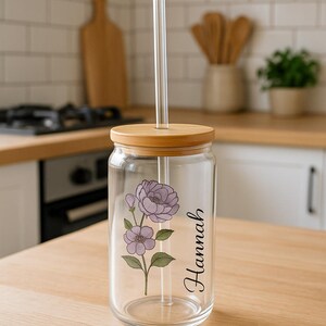 Personalisierter Glasbecher mit Bambusdeckel und Strohhalm – Individuelles Blumendesign, 16 oz Eiskaffeeglas, Namensglas, Brautjungfern-Geschenkidee