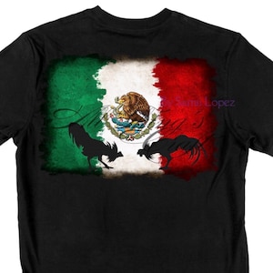 Può includere: T-shirt nero con un design della bandiera messicana invecchiato. Il design della bandiera include lo stemma messicano e due sagome nere di galli. La maglietta ha un girocollo e maniche corte.