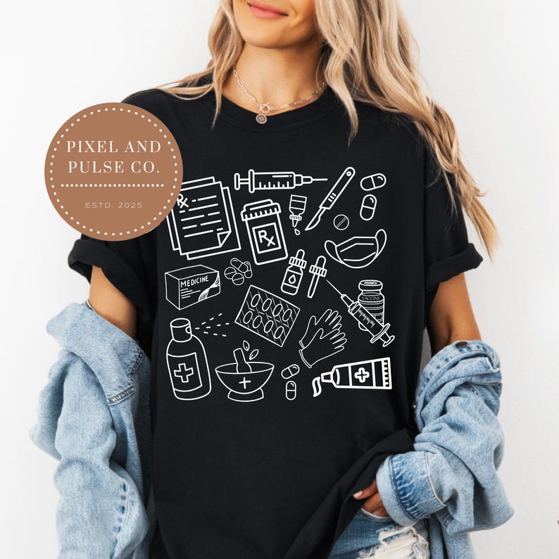 Puede incluir: Camiseta negra con un dise&ntilde;o en blanco de contorno de suministros m&eacute;dicos, incluyendo jeringas, pastillas y s&iacute;mbolos de receta. La camiseta tambi&eacute;n tiene el texto "PIXEL AND PULSE CO. ESTD. 2025" en un c&iacute;rculo marr&oacute;n.