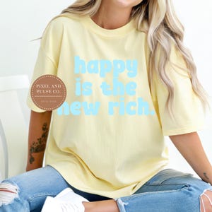 Feliz es el nuevo rico PNG, tendencia PNG, afirmaciones PNG, salud mental PNG, verano PNG, archivo para resumen, regalo para ella, motivacional