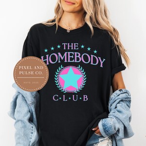 The Homebody Club PNG、ホームボディのダウンロード、孤独な人、ホームボディ、DTF、昇華用ファイル、デジタルファイル、在宅、内向的、ライフスタイル、PNG