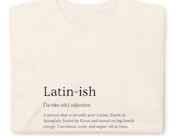Camiseta de algodão unissex de manga curta com a definição "Latin-ish" (algo como "Definição latina"), orgulho latino-americano.