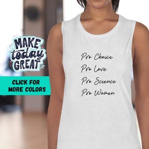 Könnte beinhalten: Weißes ärmelloses Muscle-Tanktop mit dem Text "Pro Choice", "Pro Love", "Pro Science" und "Pro Women" in Schwarz gedruckt.