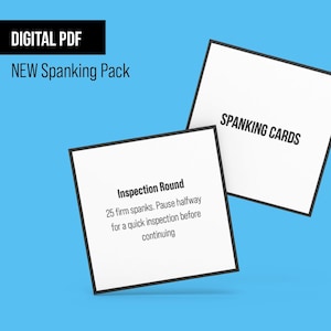 Puede incluir: Dos tarjetas cuadradas blancas con bordes negros se muestran sobre un fondo azul. Una tarjeta dice "SPANKING CARDS" en texto negro. La otra tarjeta dice "Inspection Round" con instrucciones. La imagen también incluye el texto "DIGITAL PDF" y "NEW Spanking Pack".