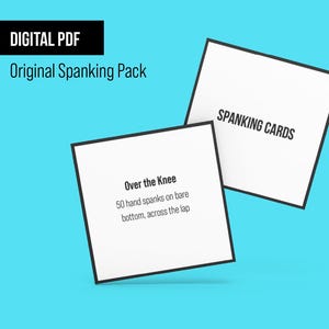 Puede incluir: Dos tarjetas cuadradas blancas con bordes negros flotan sobre un fondo azul. Una tarjeta dice "SPANKING CARDS". La otra tarjeta dice "Over the Knee" con instrucciones. La esquina superior izquierda dice "DIGITAL PDF Original Spanking Pack". La esquina inferior derecha dice "25 tarjetas."