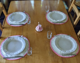 Circle Placemats with Tiny Pink Flowers and Pink Broder, Reversible
