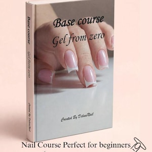 Könnte beinhalten: Ein Buch mit dem Titel "Base course Gel from zero" mit einem Foto einer Hand mit Gelnägeln. Die Nägel sind rosa mit weißen Spitzen. Das Buch trägt auch den Text "Created By DeluxeNail" und "Nail Course Perfect for beginners".