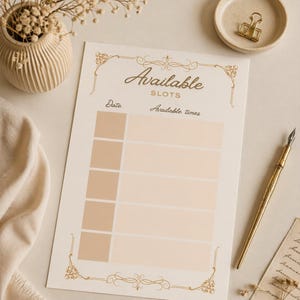 Op de afbeelding: Een crèmekleurig papier met de woorden "Available Slots" in elegant schrift. Het papier heeft een decoratieve rand en secties voor data en tijden. Een gouden pen en paperclip liggen in de buurt, wat wijst op een planning- of plannings thema.