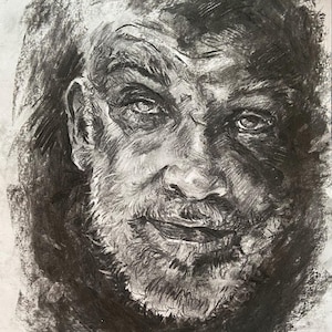 Könnte beinhalten: Ein Kohleporträt eines Männergesichts, in Grau- und Schwarztönen wiedergegeben. Das Kunstwerk fängt den Ausdruck des Subjekts mit detaillierter Schattierung ein und betont Augen, Bart und Falten. Signiert und datiert '93.