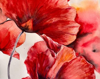 Puede incluir: Una pintura a la acuarela de amapolas rojas vibrantes con pétalos delicados y translúcidos y centros oscuros. La obra presenta capas de tonos carmesí y escarlata, con tallos finos y texturizados sobre un fondo de color claro.