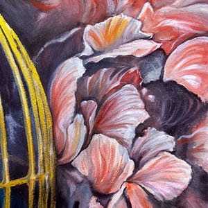 Op de afbeelding: Een aquarelschilderij met een cluster van gelaagde, geplooide roze en witte bloemblaadjes tegen een donkere, sfeervolle achtergrond. Links staat een verticale, felgele, kooiachtige structuur met dunne, parallelle spijlen.