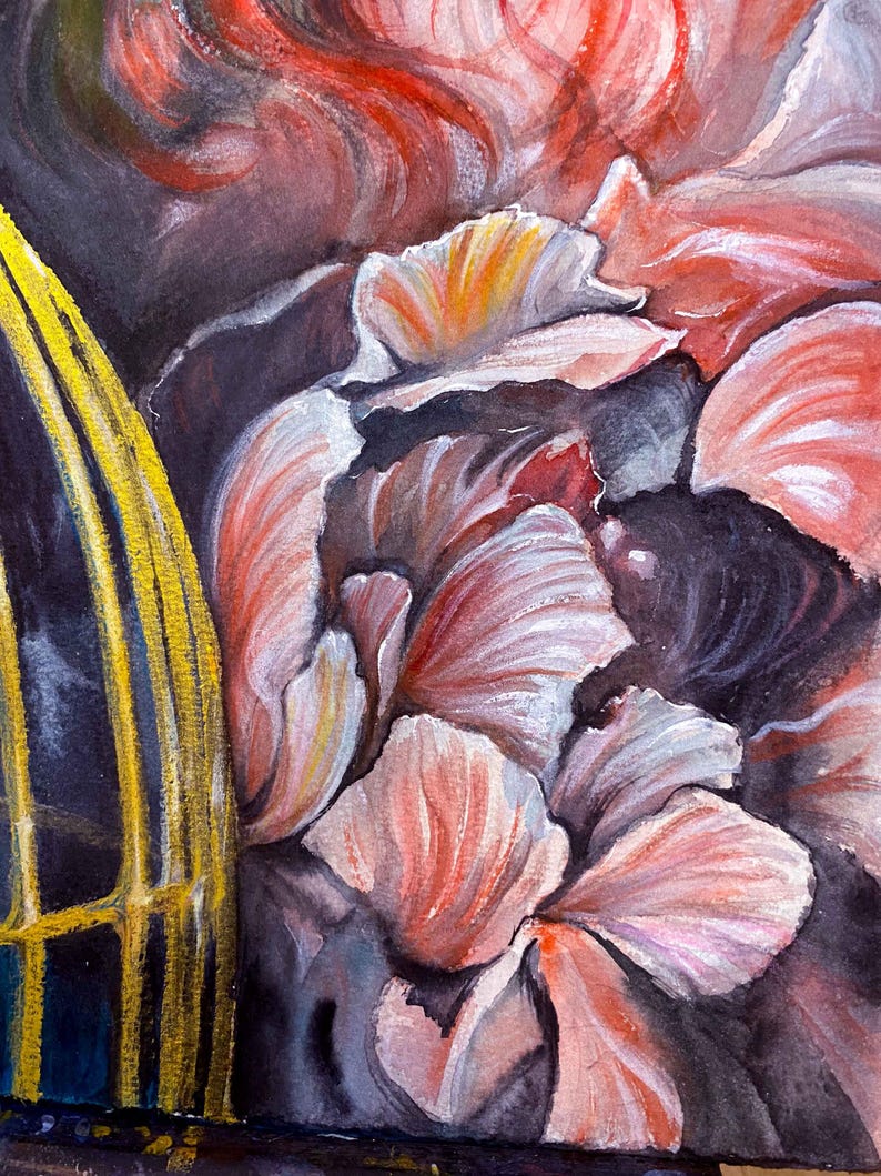 Op de afbeelding: Een aquarelschilderij met een cluster van gelaagde, geplooide roze en witte bloemblaadjes tegen een donkere, sfeervolle achtergrond. Links staat een verticale, felgele, kooiachtige structuur met dunne, parallelle spijlen.