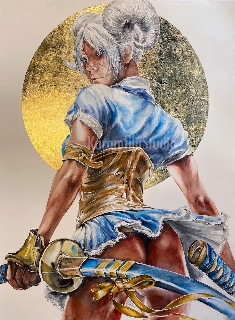 K&ouml;nnte beinhalten: Ein Gem&auml;lde einer Figur mit wei&szlig;em Haar in Knoten, bekleidet mit einem blau-wei&szlig;en Outfit und einem goldenen Korsett. Die Figur h&auml;lt ein blaues Schwert mit goldenen Akzenten. Ein gro&szlig;er goldener Kreis im Hintergrund tr&auml;gt den Text KaramfilaStudio.