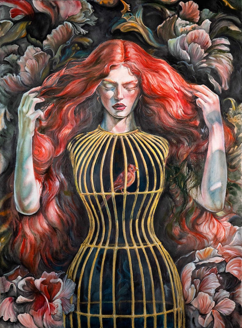 Op de afbeelding: Een schilderij van een persoon met lang, golvend rood haar, gekleed in een goudkleurig kooivormig lijfje over een donker kledingstuk. Een kleine rode vogel zit in de kooistructuur. De achtergrond toont grote, donkere, geschilderde bloemmotieven.