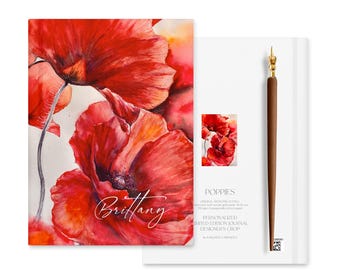 Puede incluir: Un diario personalizado con una vibrante pintura de acuarela de amapolas rojas en la portada. El nombre Brittany está escrito en letra cursiva blanca. Junto al diario hay una pluma caligráfica de madera marrón con una punta de metal dorado.
