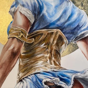K&ouml;nnte beinhalten: Ein Gem&auml;lde, das eine Figur mit einem blauen kurz&auml;rmeligen Oberteil, einem goldfarbenen Korsett und einem wei&szlig;en Rock mit Spitzenbesatz zeigt. Die Figur ist vor einem gro&szlig;en, kreisf&ouml;rmigen Hintergrund aus Blattgold in einer dynamischen Pose.