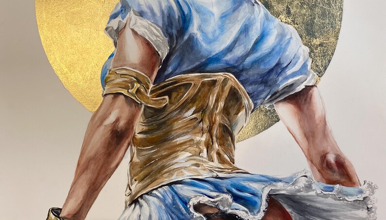 K&ouml;nnte beinhalten: Ein Gem&auml;lde, das eine Figur mit einem blauen kurz&auml;rmeligen Oberteil, einem goldfarbenen Korsett und einem wei&szlig;en Rock mit Spitzenbesatz zeigt. Die Figur ist vor einem gro&szlig;en, kreisf&ouml;rmigen Hintergrund aus Blattgold in einer dynamischen Pose.
