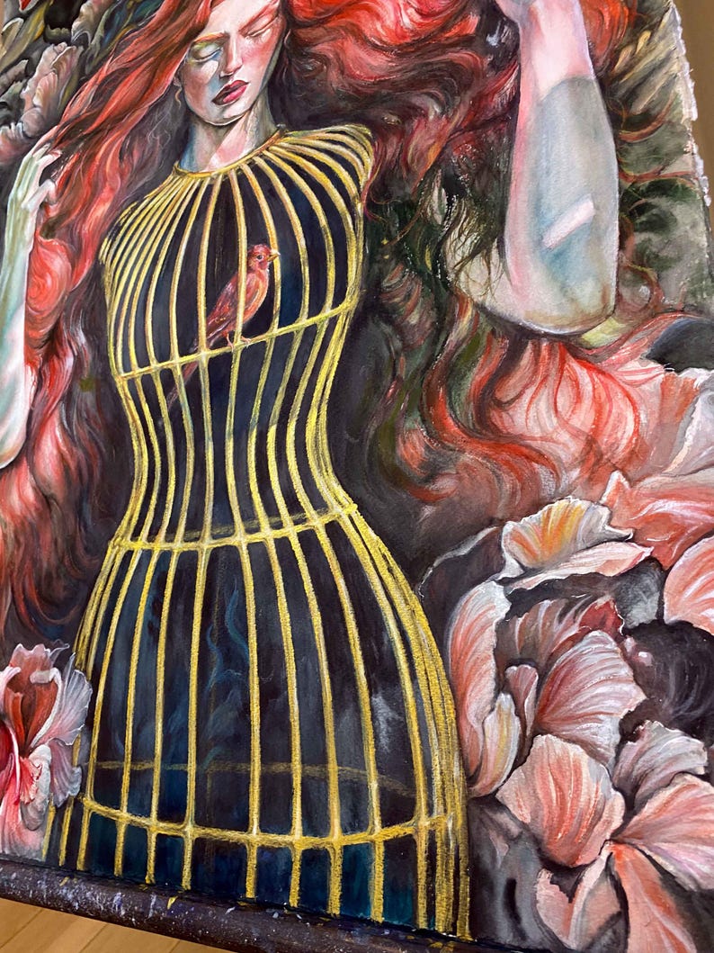 Op de afbeelding: Een olieverfschilderij op doek met een persoon met lang golvend rood haar in een jurk ontworpen als een gouden vogelkooi. Een kleine rode vogel zit in de kooistructuur. Grote, zachte roze en witte bloemen omringen de figuur.