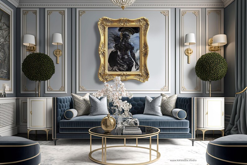Puede incluir: Una pieza de arte mural rectangular con una figura cl&aacute;sica oscura en un marco dorado ornamentado, centrada sobre un sof&aacute; azul capiton&eacute; con cojines plateados, una mesa de centro redonda de cristal y dos armarios blancos con plantas.