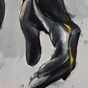 Puede incluir: Una pintura de acuarela sobre papel que representa una mano en un gesto hacia abajo, realizada en tonos negros, grises y blancos. Una l&iacute;nea dorada fina y vibrante recorre el costado de la mano. Una firma manuscrita y el n&uacute;mero 26 aparecen en la parte inferior.