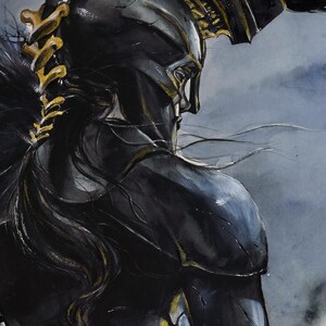 Puede incluir: Una pintura de acuarela de un guerrero de perfil que lleva un casco negro con detalles dorados y una cresta. La figura viste una armadura oscura y texturizada con adornos dorados, con el cabello largo y oscuro cayendo por la espalda.