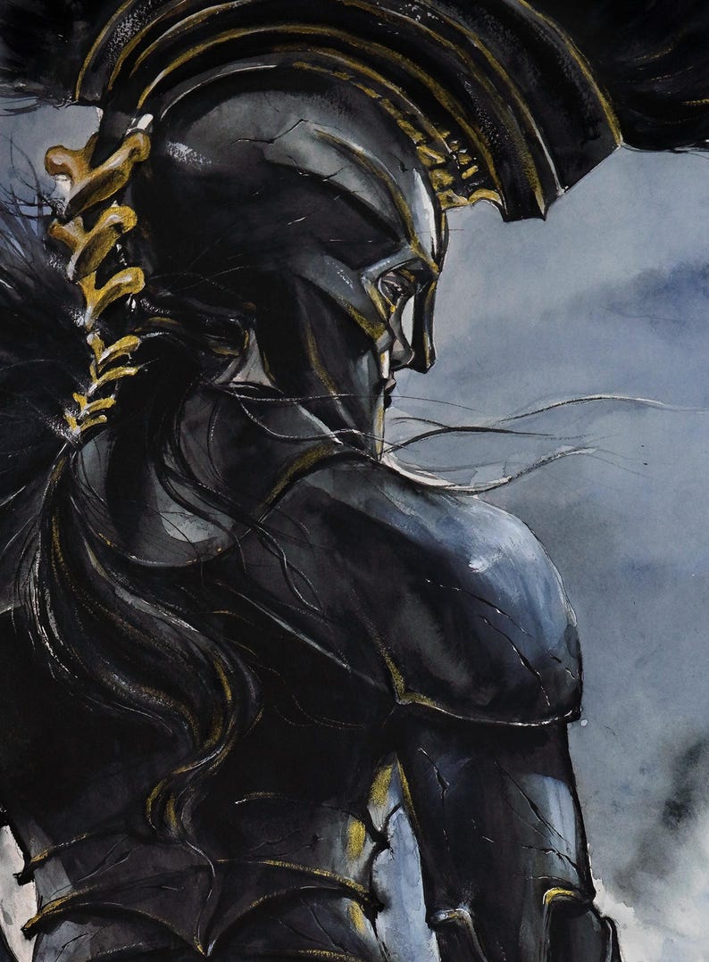 Puede incluir: Una pintura de acuarela de un guerrero de perfil que lleva un casco negro con detalles dorados y una cresta. La figura viste una armadura oscura y texturizada con adornos dorados, con el cabello largo y oscuro cayendo por la espalda.