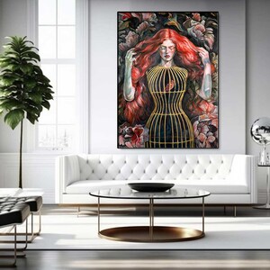 Op de afbeelding: Een rechthoekige wandkunstprint met een persoon met lang, felrood haar en gesloten ogen, gekleed in een goudkleurig kooivormig lijfje. De figuur is omgeven door donkere, gelaagde bloemmotieven in tinten donkerrood, zwart en bruin.