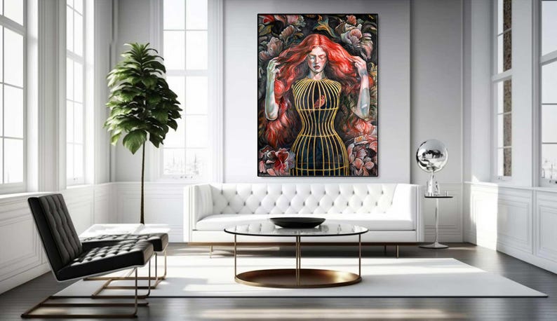 Op de afbeelding: Een rechthoekige wandkunstprint met een persoon met lang, felrood haar en gesloten ogen, gekleed in een goudkleurig kooivormig lijfje. De figuur is omgeven door donkere, gelaagde bloemmotieven in tinten donkerrood, zwart en bruin.