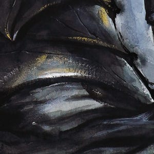 Puede incluir: Una pintura abstracta en acuarela con tonos negro profundo y gris oscuro con pinceladas fluidas y superpuestas. Se aplican sutiles reflejos de pintura dorada met&aacute;lica a lo largo de los bordes y crestas de las formas oscuras.