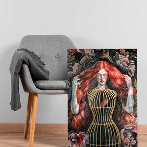 Op de afbeelding: Een rechthoekige canvasprint met een schilderij van een persoon met lang, golvend rood haar. De persoon draagt een goudkleurig kooivormig lijfje over een donker kledingstuk. Een kleine rode vogel zit in de kooi. De achtergrond bestaat uit donkere bloemen.