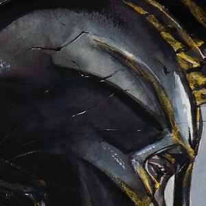 Puede incluir: Un casco gris oscuro desgastado que presenta grietas prominentes en su superficie y un intrincado borde de color dorado a lo largo de los bordes. El casco muestra un acabado mate texturizado con pinceladas visibles y detalles dorados.