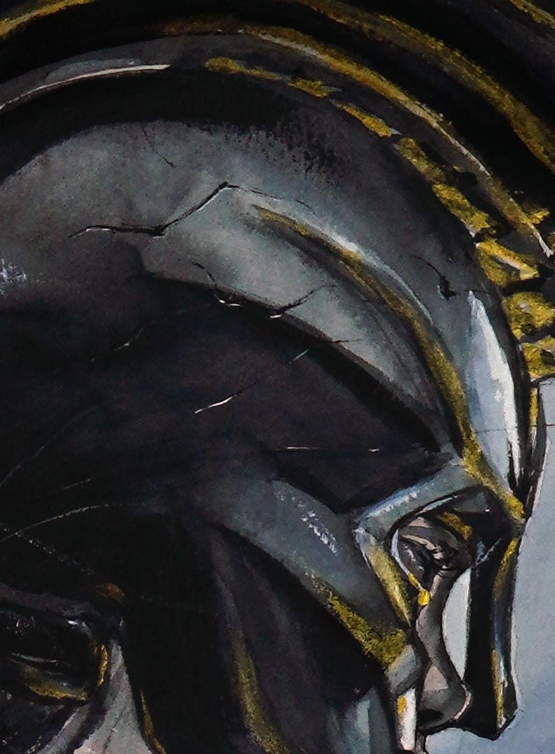 Puede incluir: Un casco gris oscuro desgastado que presenta grietas prominentes en su superficie y un intrincado borde de color dorado a lo largo de los bordes. El casco muestra un acabado mate texturizado con pinceladas visibles y detalles dorados.