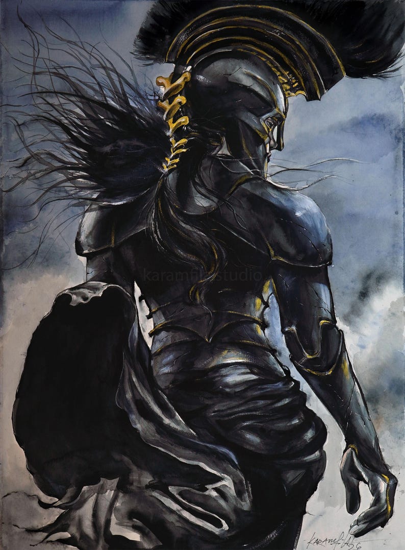 Puede incluir: Una pintura de acuarela de un guerrero visto desde atr&aacute;s, con una armadura oscura y pulida con detalles dorados y un casco con cresta. La figura tiene el cabello oscuro largo y fluido y una capa drapeada sobre un fondo azul y gris tormentoso.