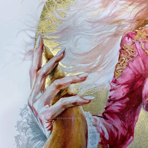 Puede incluir: Una pintura de acuarela que muestra una mano con esmalte blanco sosteniendo un cuerno dorado sobre un fondo de pan de oro texturizado. La figura viste una chaqueta rosa con bordados dorados y tiene cabello claro. El texto dice www.karamfilastudio.