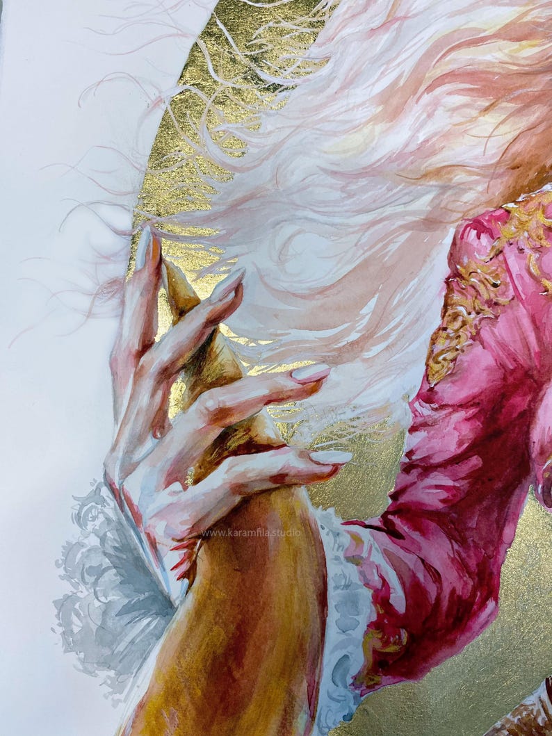 Puede incluir: Una pintura de acuarela que muestra una mano con esmalte blanco sosteniendo un cuerno dorado sobre un fondo de pan de oro texturizado. La figura viste una chaqueta rosa con bordados dorados y tiene cabello claro. El texto dice www.karamfilastudio.
