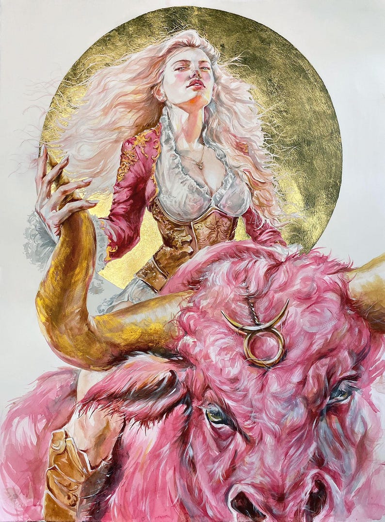 Puede incluir: Una pintura de una persona con cabello rubio largo que viste una chaqueta roja y dorada sobre una blusa blanca, montando un gran toro rosa. El toro tiene un s&iacute;mbolo de Tauro dorado en la frente y un halo circular dorado detr&aacute;s de la cabeza.