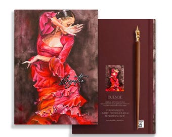 Puede incluir: Un diario con cubierta de color rojo oscuro que presenta una acuarela de una bailarina con vestido rojo de volantes y el nombre Agatha. La contraportada es roja con una pluma de madera, una pequeña impresión y el texto DUENDE.