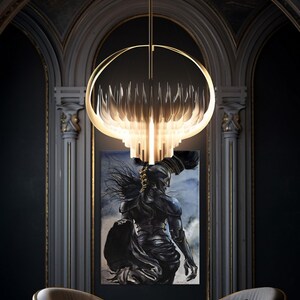 Puede incluir: Una l&aacute;mpara de ara&ntilde;a circular dorada con listones verticales blancos escalonados cuelga sobre dos sillones grises curvos con bordes dorados. Una gran pintura rectangular muestra una figura con armadura oscura de perfil.