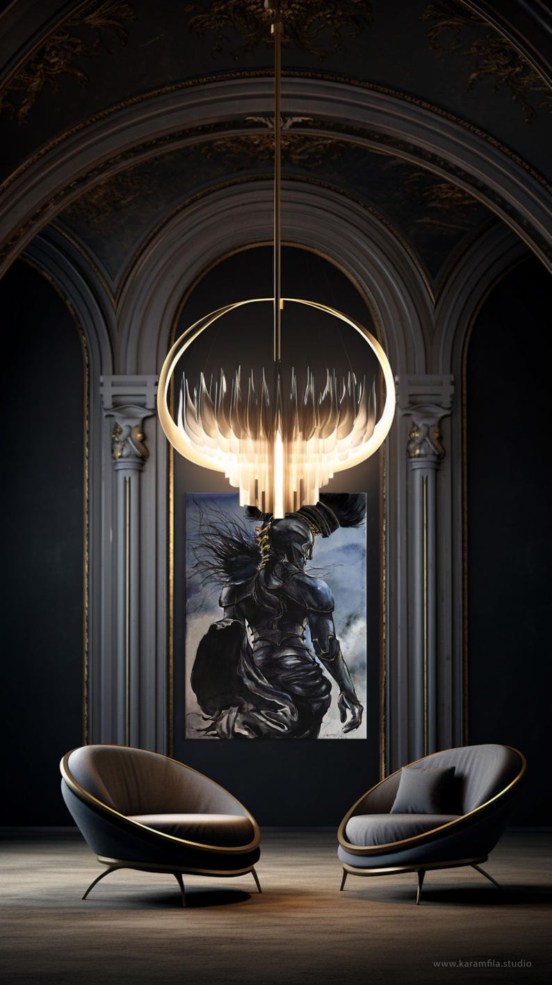 Puede incluir: Una l&aacute;mpara de ara&ntilde;a circular dorada con listones verticales blancos escalonados cuelga sobre dos sillones grises curvos con bordes dorados. Una gran pintura rectangular muestra una figura con armadura oscura de perfil.