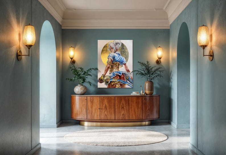 K&ouml;nnte beinhalten: Ein rechteckiger Wandkunstdruck mit einer stilisierten Illustration einer Figur mit wei&szlig;em Haar, die ein blaues Oberteil und ein goldenes Korsett tr&auml;gt und ein Schwert vor einem gro&szlig;en goldenen kreisf&ouml;rmigen Hintergrund h&auml;lt, platziert &uuml;ber einem Sideboard.